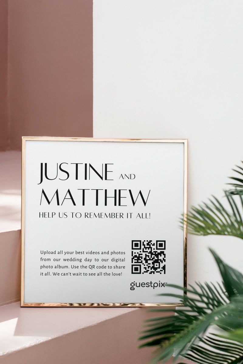 Élégant cadre de panneau de mariage au design minimaliste, portant les prénoms Justine et Matthew, invitant les invités à se souvenir de cette journée spéciale.