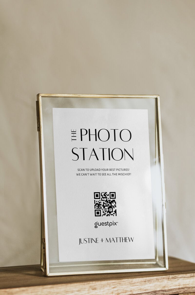 Panneau pour photomaton de mariage avec code QR permettant aux invités de partager leurs photos lors d'un mariage au style minimaliste.