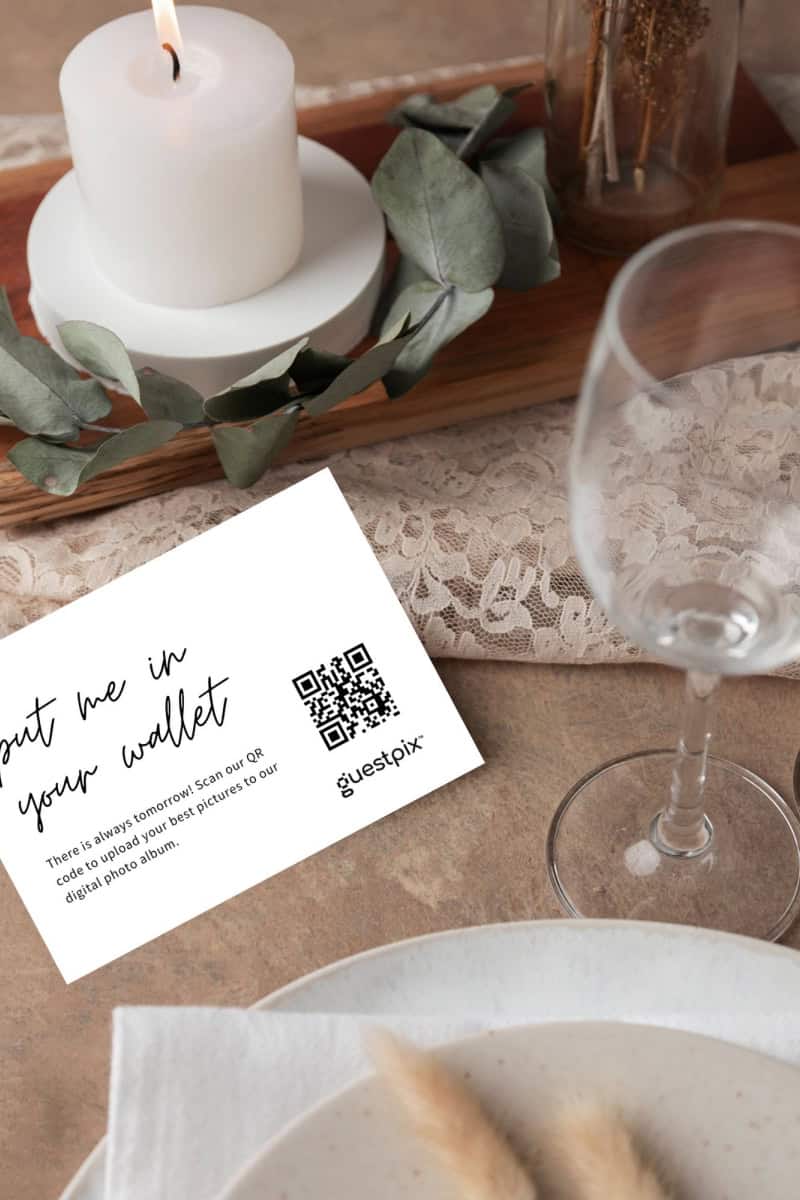 Une invitation de mariage élégante dotée d'un code QR pour un accès facile.