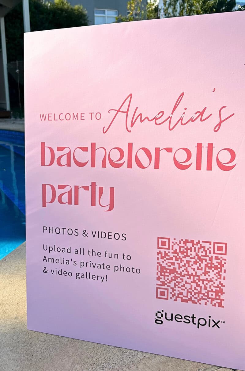 Bienvenidos a la despedida de soltera de Amelia, con un código QR para compartir fotos y acceder a la galería de vídeos. Ideal para capturar los momentos más divertidos del evento.