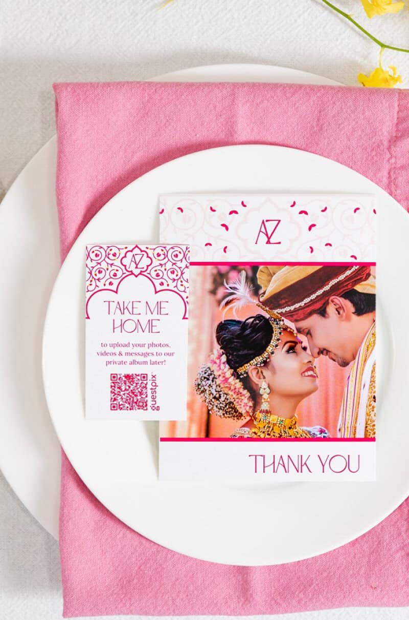 Une élégante invitation de mariage indienne comportant un code QR permettant de partager instantanément des photos lors de la cérémonie.