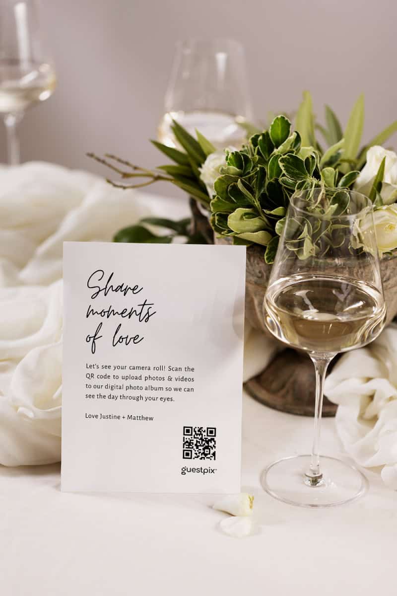 Une décoration de table de mariage élégante avec un code QR pour partager vos moments.