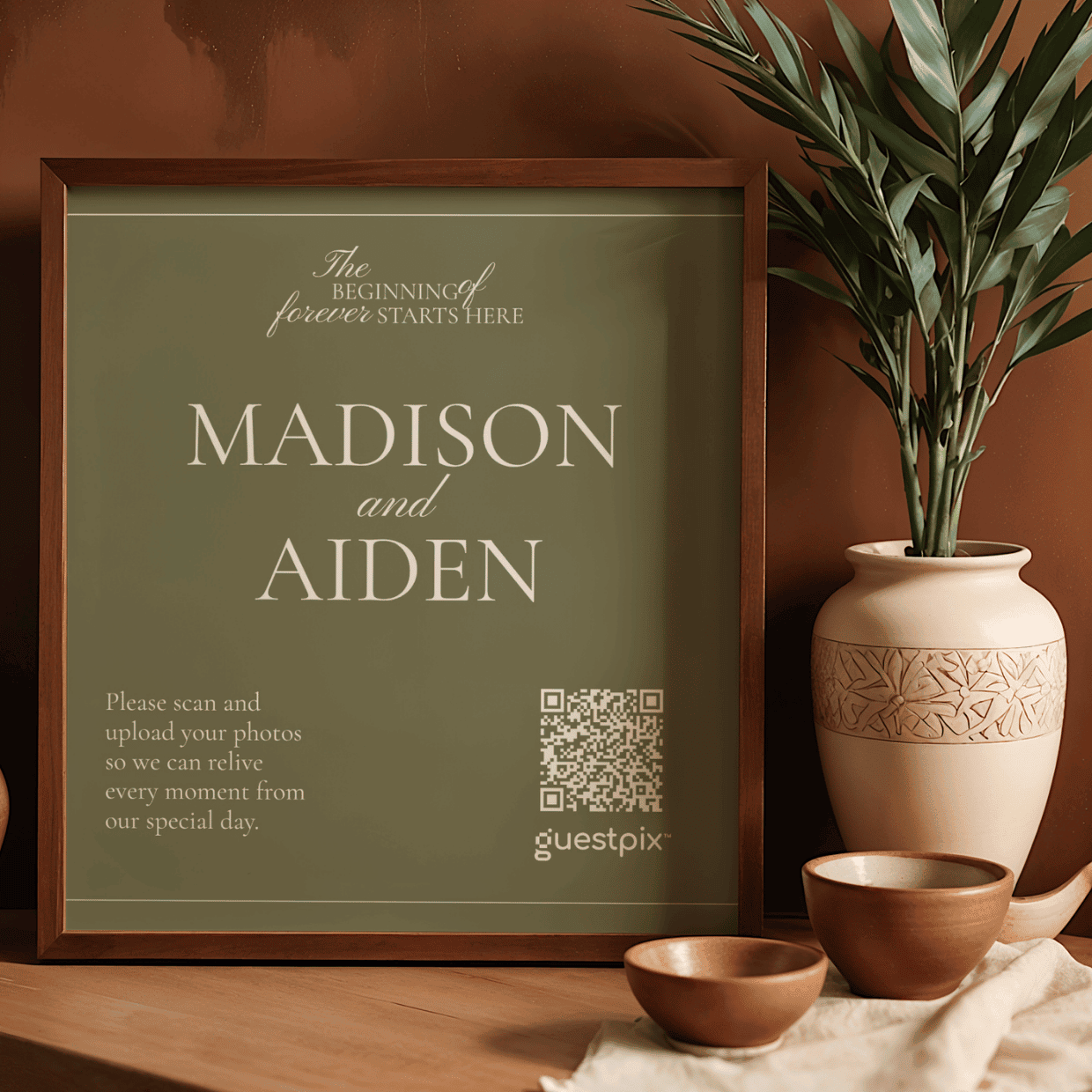 Insegna nuziale incorniciata di colore verde con la scritta «MADISON e AIDEN» e un codice QR che permette agli ospiti di caricare le foto.
