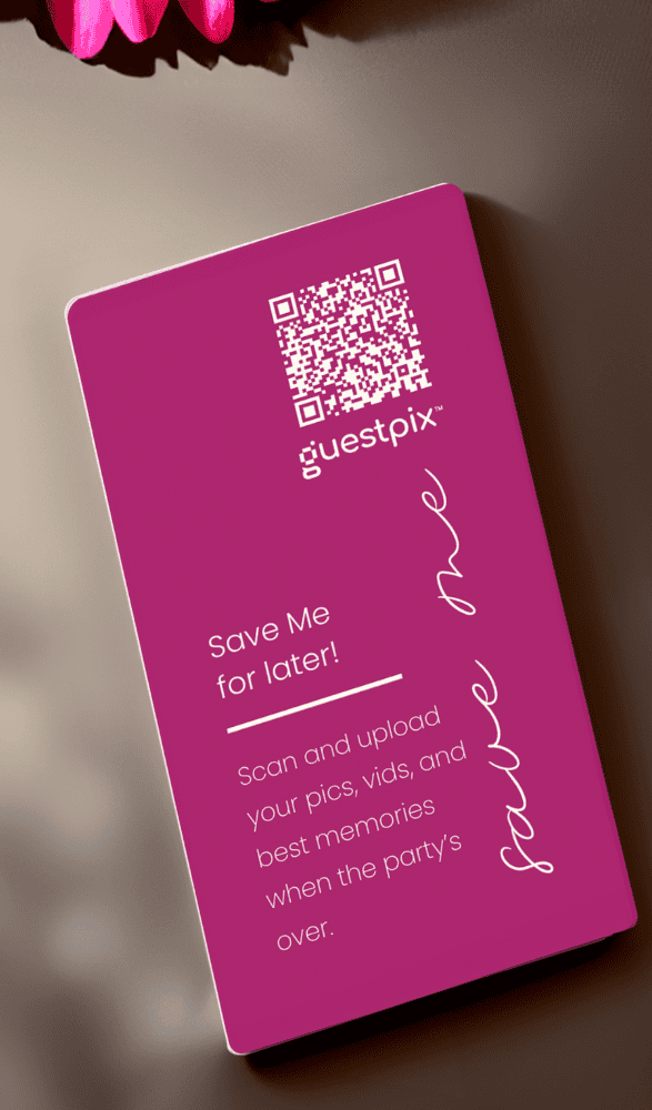 Tarjeta Magenta Guestpix con un código QR, la frase «¡Guárdame para más tarde!» e instrucciones para escanear y subir fotos.