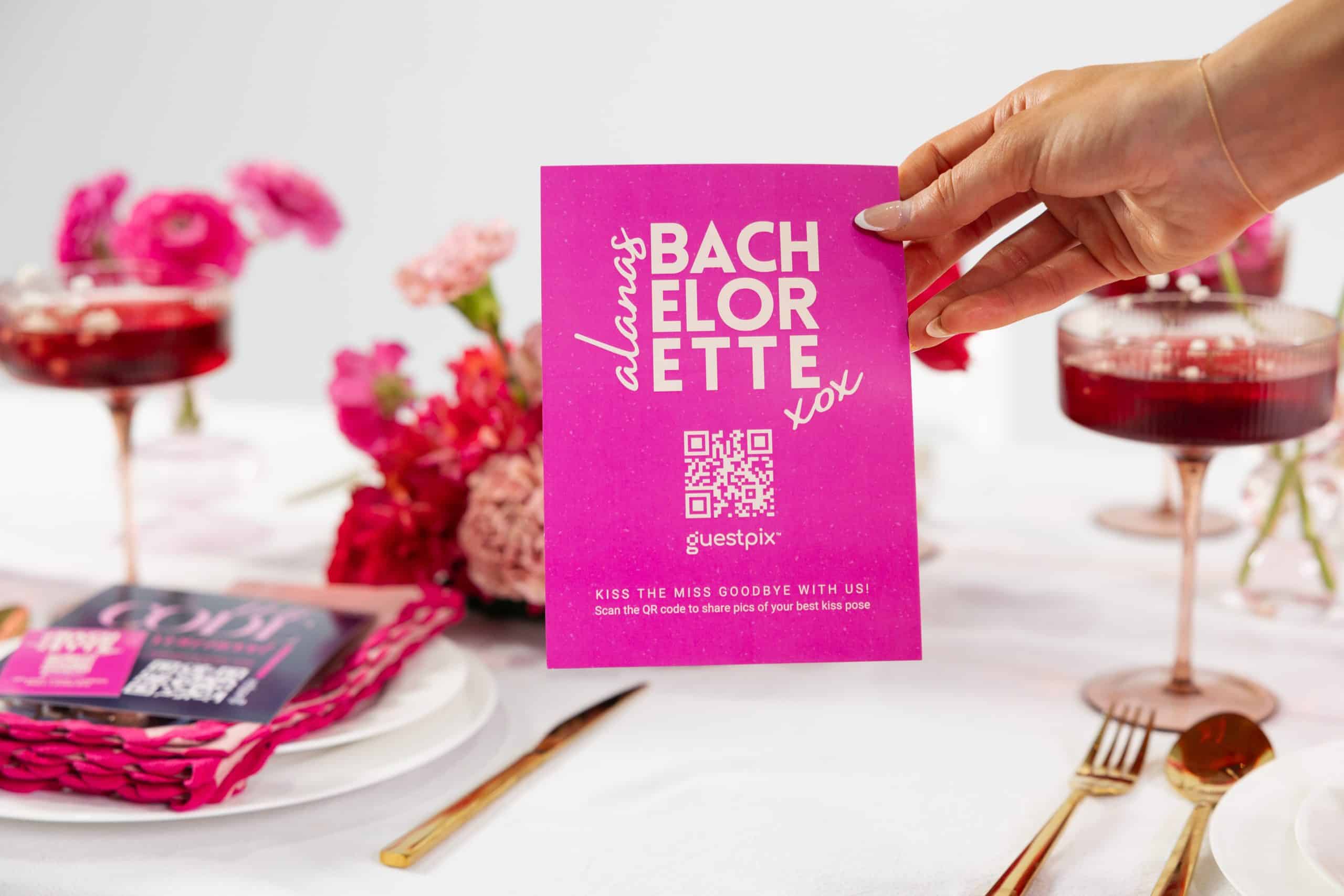 Decoración de mesa con códigos QR para una despedida de soltera