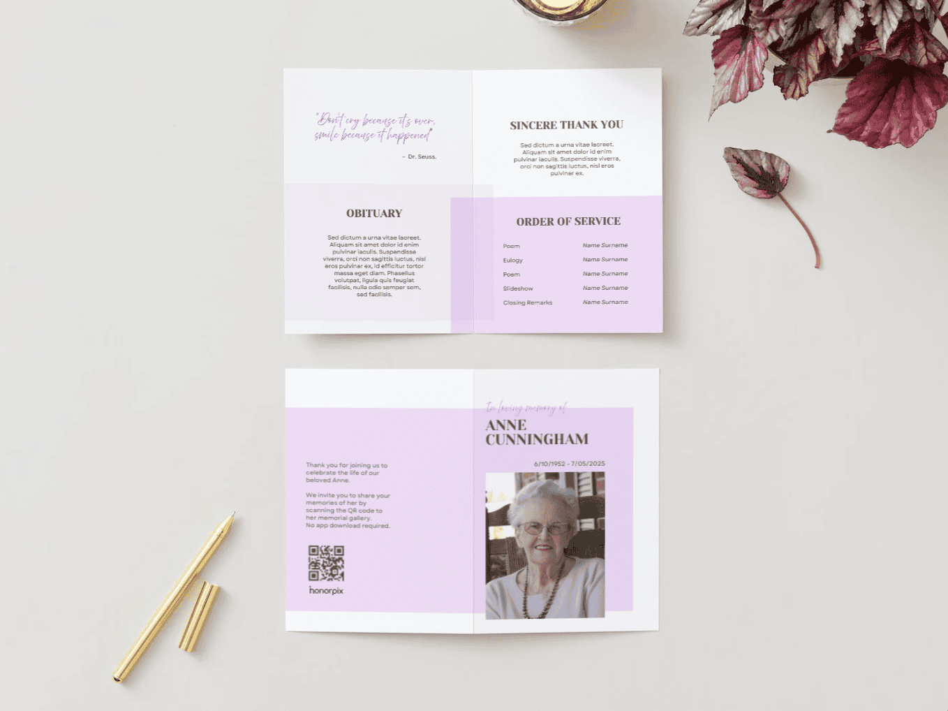Deux livrets commémoratifs aux tons pastel lavande et blanc posés sur un bureau clair, dont l'un est ouvert sur des rubriques telles que « Nécrologie » et « Programme de la cérémonie », avec une plante et des stylos dorés à proximité.