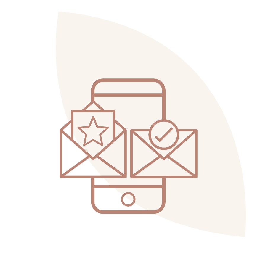 Handy mit überlappenden Umschlägen, einem Stern-Symbol und einem Häkchen, die für verifizierte E-Mail-Kampagnen auf Mobilgeräten stehen.