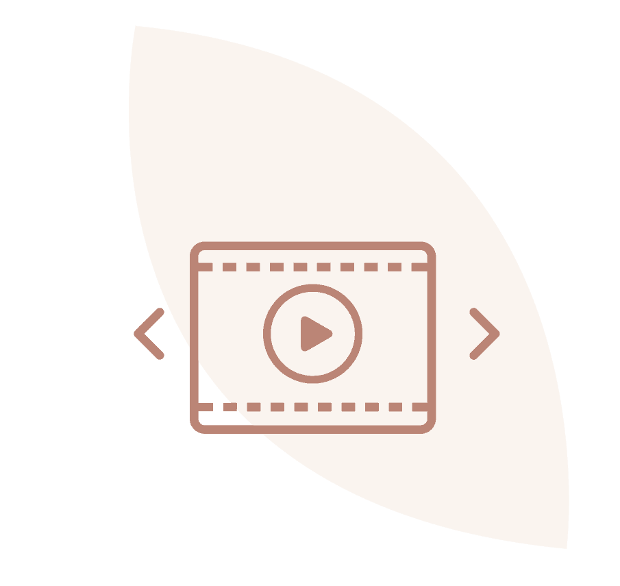 Symbol eines Videoplayers mit einer Wiedergabetaste und Pfeilen nach links und rechts auf einem blassen, geschwungenen Hintergrund.