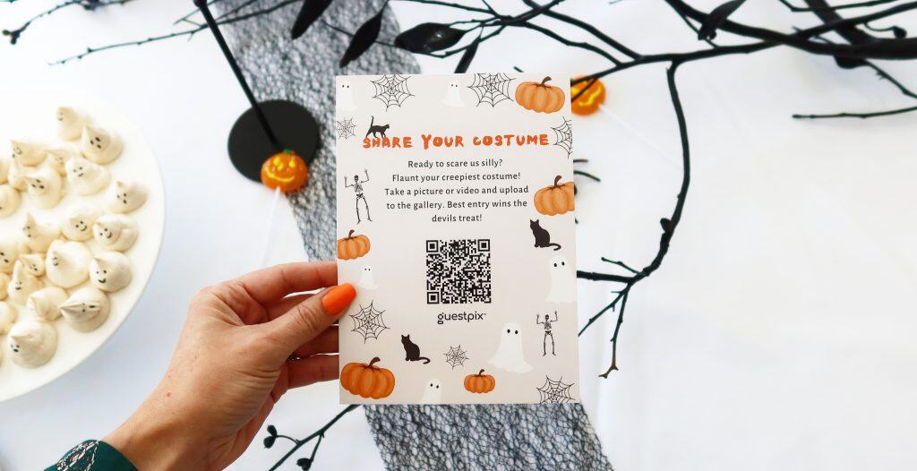 Codice QR per la condivisione di foto in costume di Halloween durante gli eventi, con zucche spaventose, fantasmi, scheletri e decorazioni a tema Halloween sul volantino.