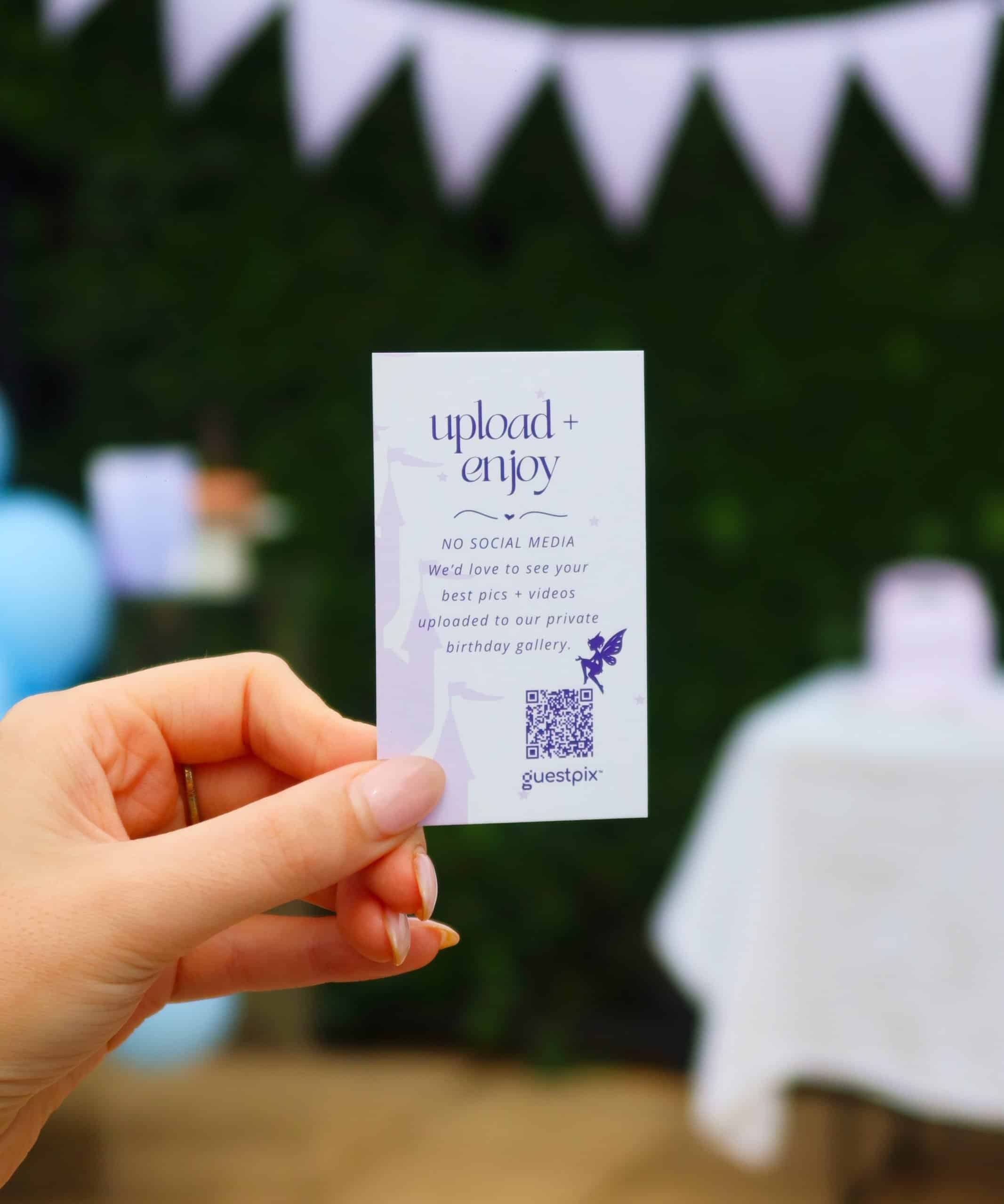 Bigliettini da portare a casa per la festa dei bambini a tema "Purple" durante la festa in giardino