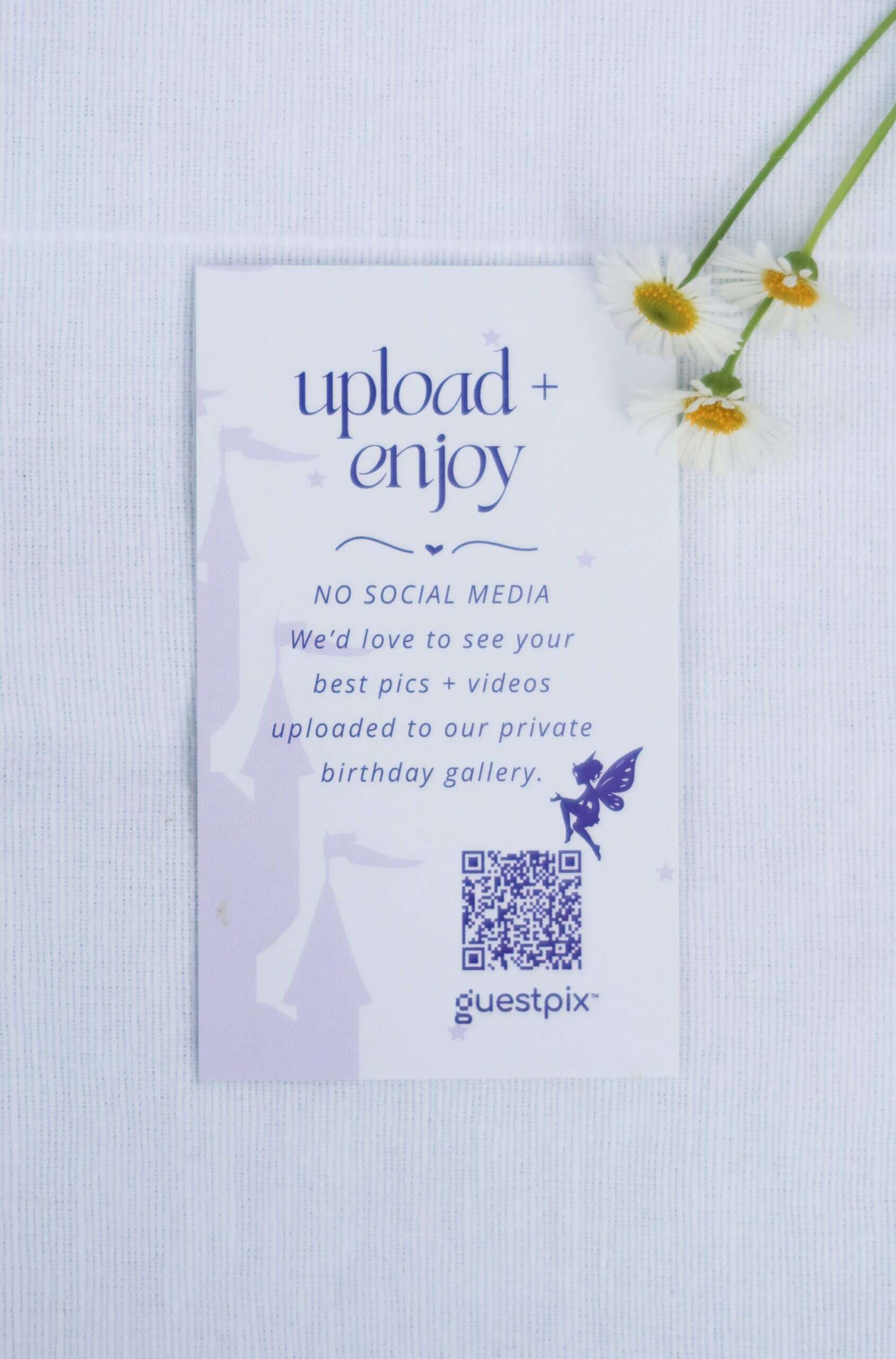 Einladungskarte für eine Kinderparty mit Foto-Sharing per QR-Code, die die Gäste dazu einlädt, Bilder und Videos von der Feier hochzuladen und anzusehen.