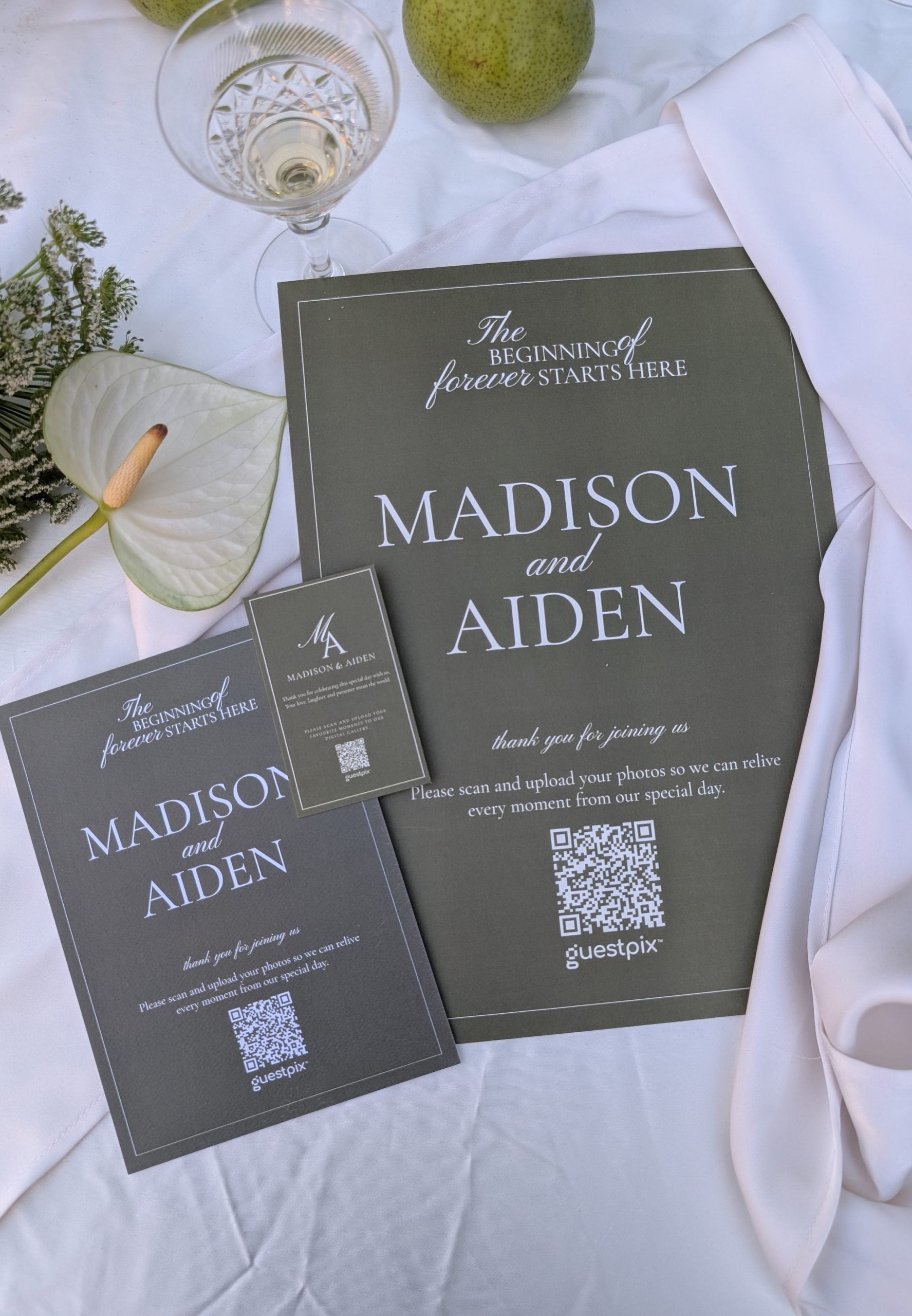 Elegante Hochzeitseinladungskarte für Madison und Aiden mit einem QR-Code zum einfachen Teilen von Fotos bei der Verlobungsfeier, in einem stilvollen Schwarz-Weiß-Design.