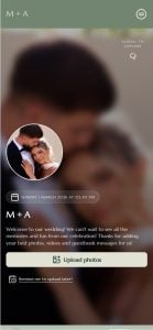 Begrüßungsbildschirm für die Hochzeit von M+A mit einem unscharfen Hintergrundbild des Paares, einem runden Profilfoto, dem Veranstaltungsdatum und einer Schaltfläche „Fotos hochladen“.