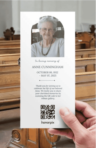 Marque-page commémoratif comportant la photo d'Anne Cunningham, ses dates de naissance et de décès, un bref message en sa mémoire, un code QR et le logo Honorpix, tenu par une main posée sur un banc d'église.