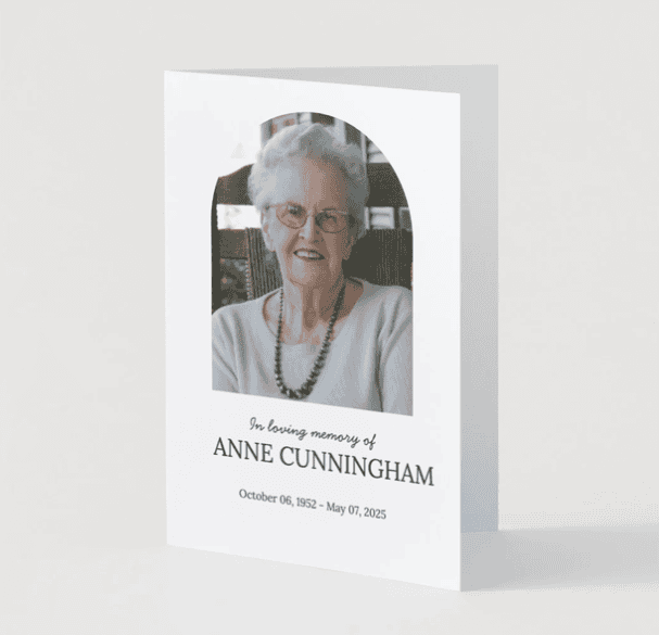 Carte commémorative représentant une photo d'Anne Cunningham, une femme âgée aux cheveux blancs portant des lunettes, vêtue d'un pull clair et d'un collier de perles, avec son nom et ses dates de naissance et de décès inscrits en dessous.