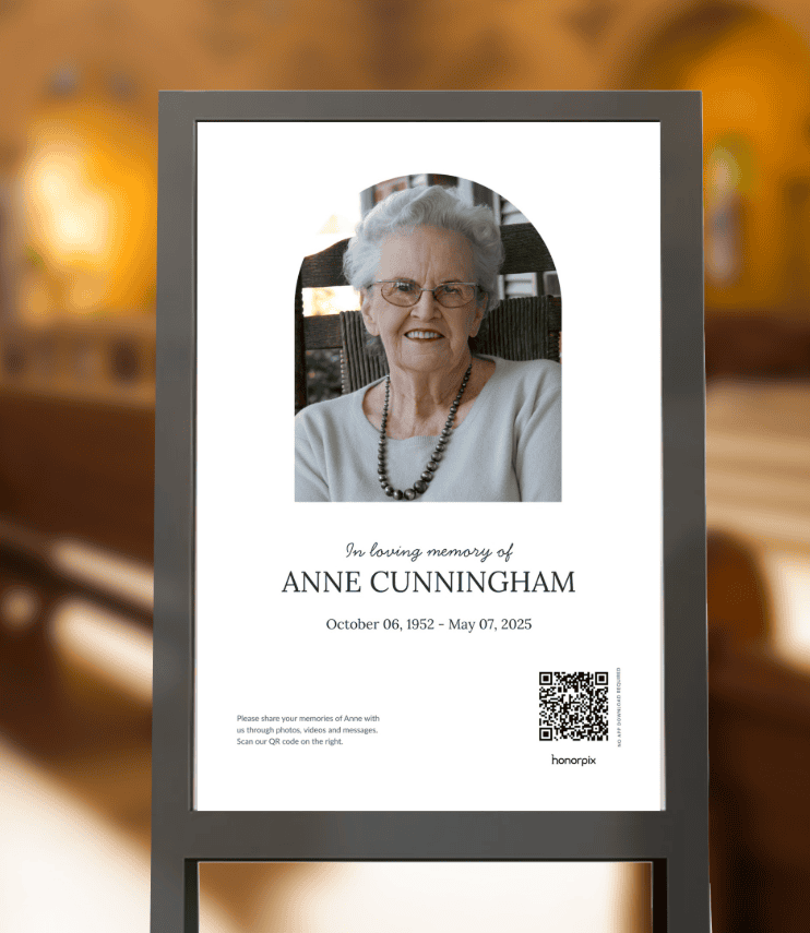 Affiche commémorative représentant une femme âgée souriante, Anne Cunningham, avec ses dates de naissance et de décès ainsi qu'un code QR à droite.