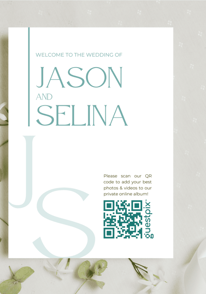 Hochzeits-Willkommenskarte für Jason und Selina mit türkisfarbener Schrift und großen JS-Initialen sowie einem QR-Code, der die Gäste dazu einlädt, Fotos hochzuladen.