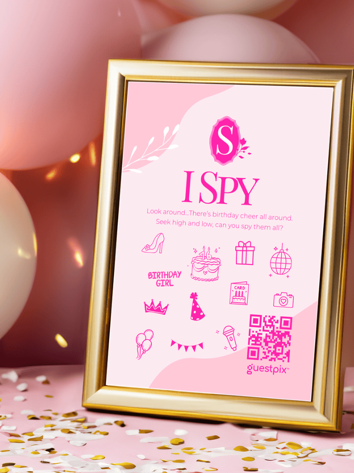 Affiche encadrée rose « I SPY » pour une fête d'anniversaire, avec des icônes (gâteau, couronne, ballons) et un code QR, sur fond rose festif.