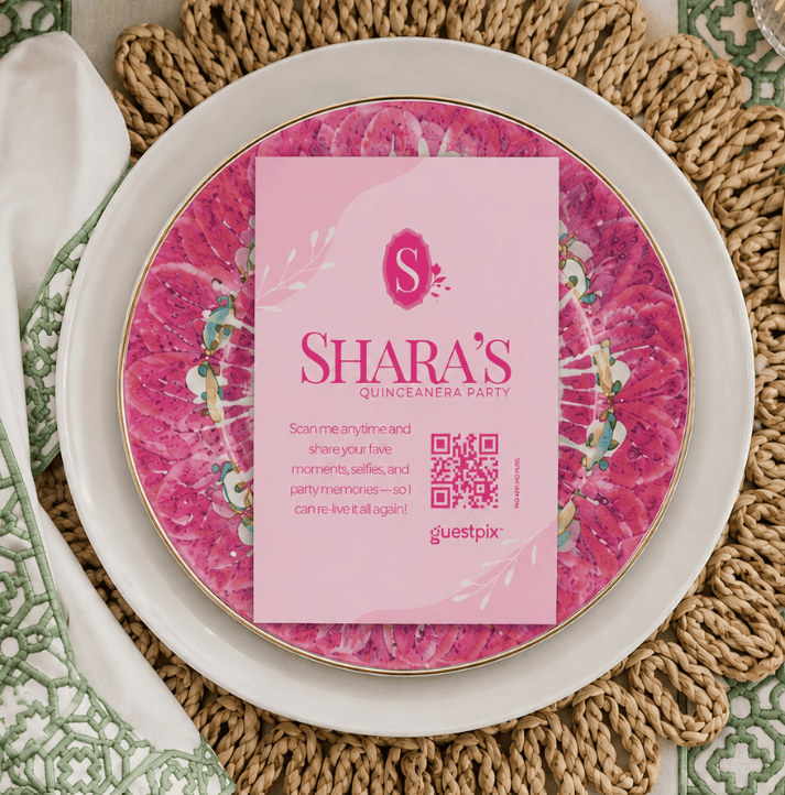 Tarjeta de invitación rosa para la fiesta de quinceañera de Shara, en una placa de color rosa intenso con un código QR.