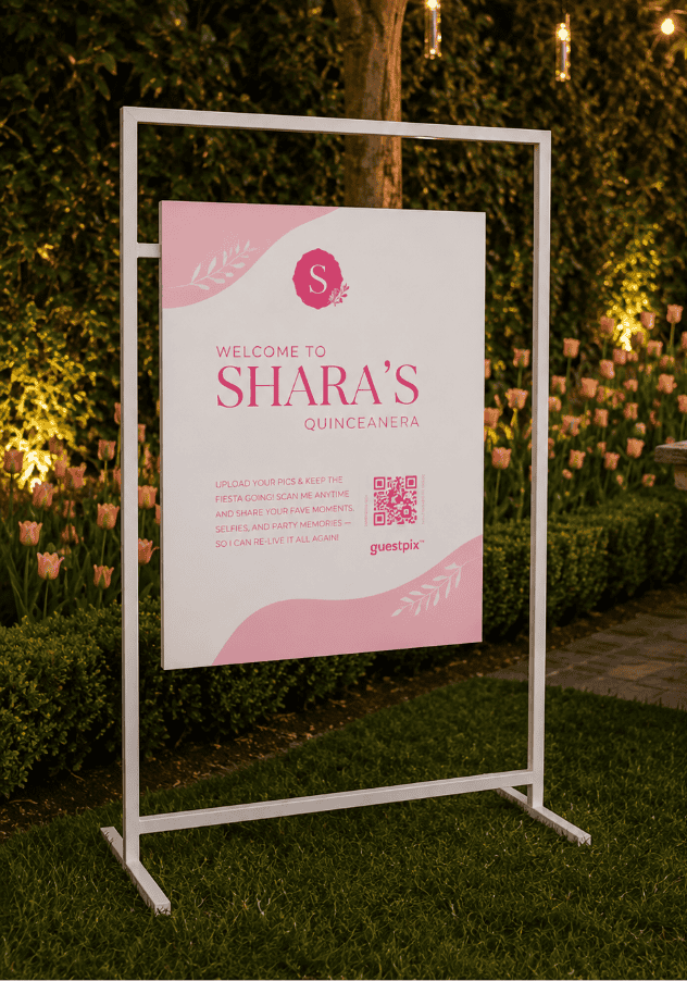 Panneau de bienvenue d'extérieur pour la quinceañera de Shara, monté sur un support métallique blanc, avec un motif rose et un code QR, sur fond de jardin.