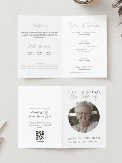 Programma commemorativo a doppia pagina: la pagina di sinistra riporta il necrologio e i nomi dei portatori della bara, mentre quella di destra presenta una foto circolare di Anne Cunningham con la didascalia “Celebrating the life of” (Celebriamo la vita di).