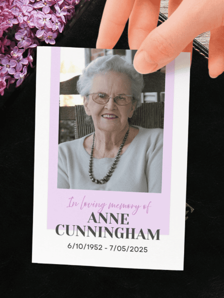 Tarjeta conmemorativa en la que aparece un retrato de Anne Cunningham, una mujer mayor con gafas y un collar de perlas, con la inscripción «En memoria de ANNE CUNNINGHAM» y las fechas 6/10/1952–7/05/2025.