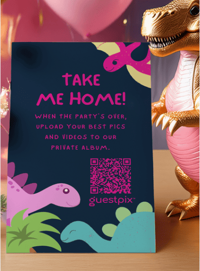「Take Me Home!」と書かれたカラフルなパーティーポスター。ゲストに写真や動画を非公開アルバムにアップロードするよう呼びかけており、QRコードとGuestpixのロゴが記載されています。周囲にはカラフルな恐竜の装飾が施されています。