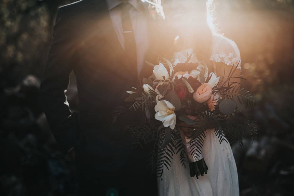 Elegant Outdoor Wedding Reception under Fairy Lights - GUESTPIX | #1 QR Code Event Photo Sharing Platform Elegante ricevimento di nozze all’aperto al tramonto, illuminato da lucine decorative.