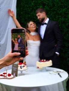 Invité au mariage prenant des photos du couple