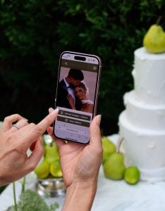 Les clients téléchargent leurs photos via un code QR