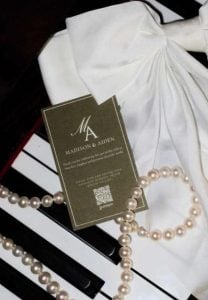 Panneau avec code QR pour les photos des invités lors d'un mariage