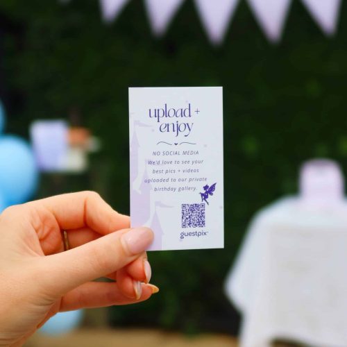Bigliettini da portare a casa per la festa dei bambini a tema "Purple" durante la festa in giardino