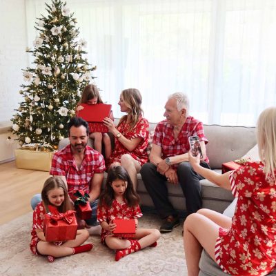 Día de Navidad en familia tomando fotos