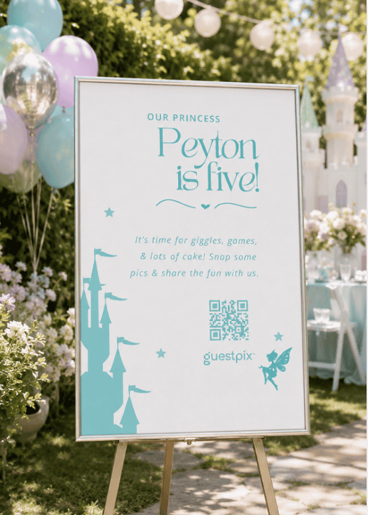 Cartello di compleanno con la scritta “Peyton compie cinque anni!” con l’immagine di un castello turchese, palloncini e un codice QR per condividere le foto.