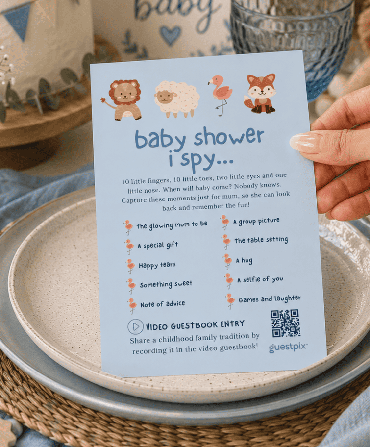 Carte d'invitation bleu clair pour une baby shower, avec l'inscription « baby shower i spy… » sur une assiette, agrémentée d'illustrations de petits animaux et d'indications pour le jeu.