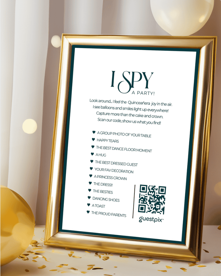 Une affiche encadrée d'or posée sur une table, sur laquelle on peut lire « I SPY A PARTY ! », avec un code QR à droite, dans un décor de fête.