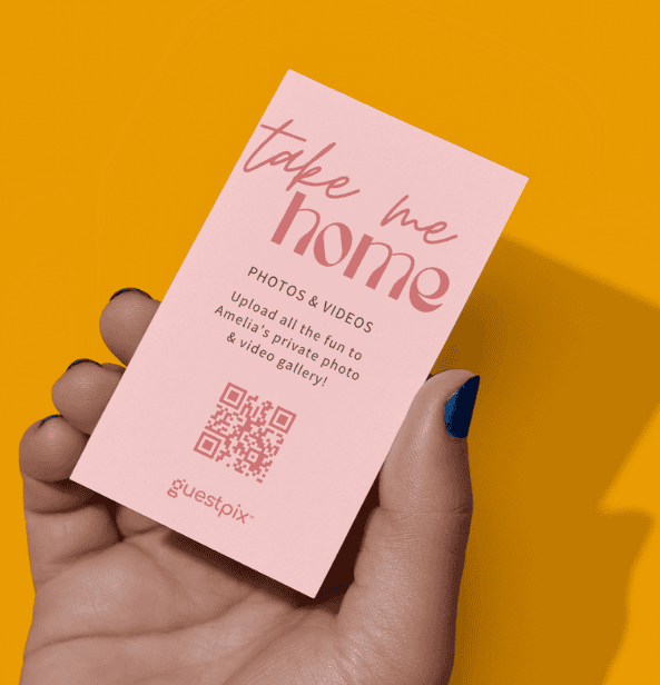 Biglietto da visita “Pink take me home” tenuto in mano, con un codice QR su sfondo arancione (che invita a caricare foto e video).