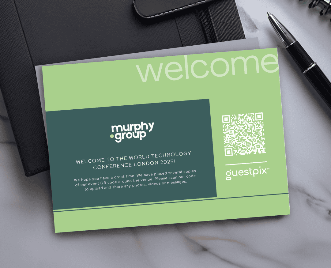 Grüne Willkommenskarte für die Murphy Group mit einem dunkelblaugrünen Feld, das den Konferenztext enthält, sowie einem QR-Code auf der rechten Seite mit der Bezeichnung „guestpix“.