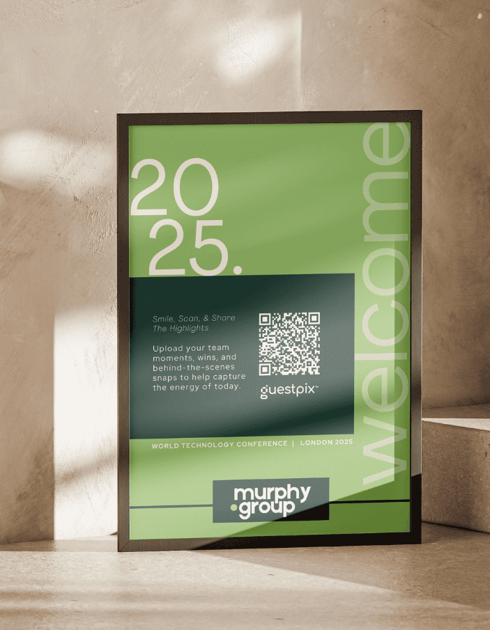 Gerahmtes grünes Konferenzplakat mit der Aufschrift „2025“, einem QR-Code, dem Schriftzug „World Technology Conference London 2025“ und dem Logo der Murphy Group.