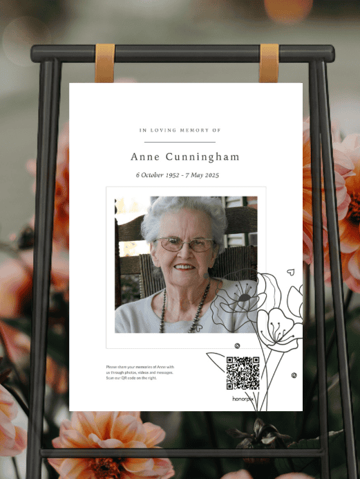 Tarjeta conmemorativa de Anne Cunningham con su fotografía, las fechas del 6 de octubre de 1952 al 7 de mayo de 2025, además de una ilustración floral decorativa y un código QR.