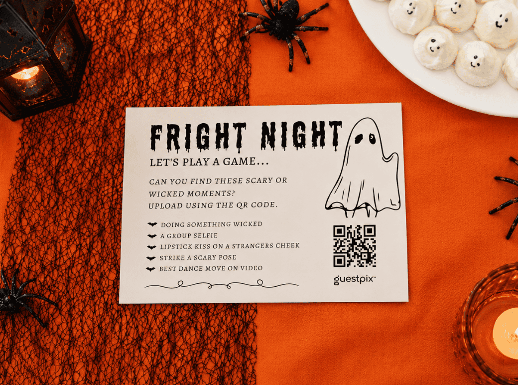 Tarjeta con temática de Halloween titulada «Fright Night», con un dibujo de un fantasma, un código QR y una lista de tareas espeluznantes sobre una mesa decorada en tonos naranjas