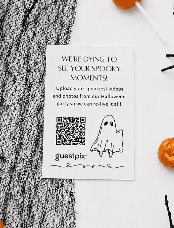 Folleto con temática de Halloween en el que se invita a los invitados a subir momentos espeluznantes; incluye un código QR, una ilustración de un fantasma y el logotipo de Guestpix.