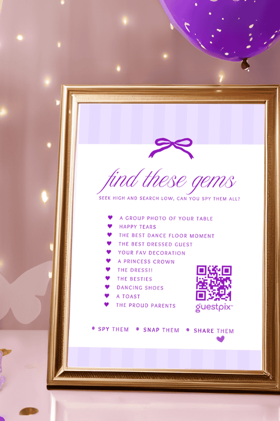 Une affiche encadrée sur le thème du violet accrochée à un mur rose, intitulée « Trouvez ces trésors », accompagnée d'une liste à puces et d'un code QR.