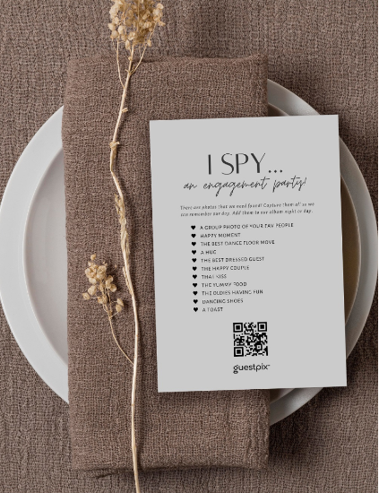 Modello Canva "I Spy" in carattere sans serif per matrimoni