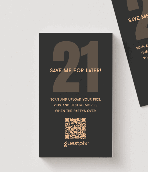 Tarjeta de recuerdo de la fiesta en negro con un gran «21», el texto «Guárdame para más tarde» en naranja, un código QR y el logotipo de Guestpix para subir fotos después del evento.