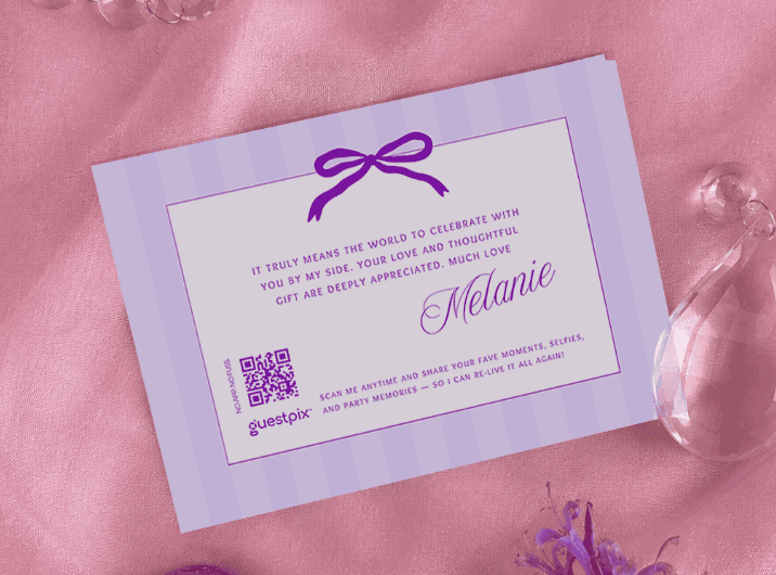 Carte-cadeau à rayures lavande, ornée d'un ruban violet sur un fond de tissu rose, adressée à Mélanie, accompagnée d'un petit message sur les cadeaux et les souvenirs.