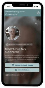 Schermata dell'app dedicata al tributo commemorativo che mostra una foto e un messaggio in memoria di Anne Cunningham, con opzioni per caricare contenuti multimediali e visualizzare l'invito.