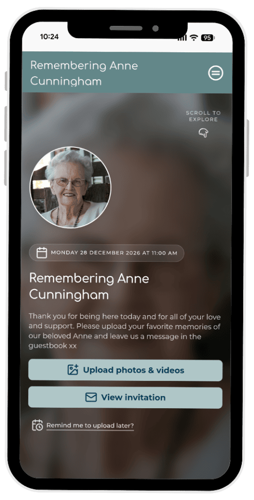 Schermata dell'app dedicata al tributo commemorativo che mostra una foto e un messaggio in memoria di Anne Cunningham, con opzioni per caricare contenuti multimediali e visualizzare l'invito.