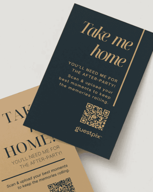 Un primer plano de una tarjeta de evento azul oscuro con el texto en dorado «Llévame a casa» y un código QR, que anima a los invitados a compartir fotos en una fiesta posterior para capturar y subir momentos memorables.
