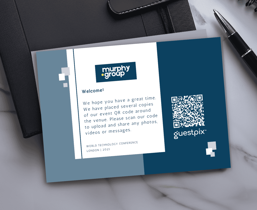 Broschüre im Kartenformat mit dem Logo der Murphy Group, einer Begrüßungsbotschaft und einem QR-Code auf blaugrauem Hintergrund.